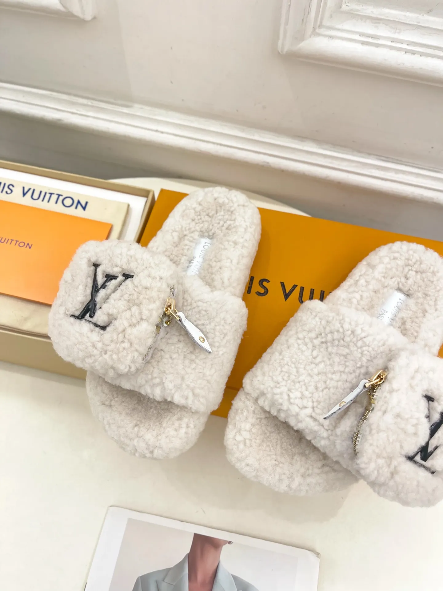 👟👟Ex-factory price 480👟👟 | Louis Vuitton 25𝐬𝐬 🧡💚2025 spring and summer new style top version⚠️ The counter features the latest LV wallet fur slippers, new hard goods🆕 ❥BS purchasing level! Full of high-end feel! A popular model among bloggers at home and abroad, it’s retro and fashionable and looks amazing on your feet! Mainly recommended model on the official website★ ━━━━━ ЅᏇєєt ━━━━━ ▪️Upper: Original custom-made wool ▪️Lining: imported goat hair lining ▪️Outsole: Original custom-made non-slip outsole ▪️Heel height: flat ▪️Shoe size: 35-39 (40.41.42 customization is not returnable)